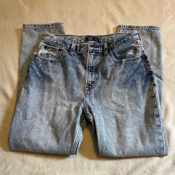 Abercrombie & Fitch Denim - Abercrombie and Fitch Mom Jeans Hi-Rise Light Wash Size 4/27 Short